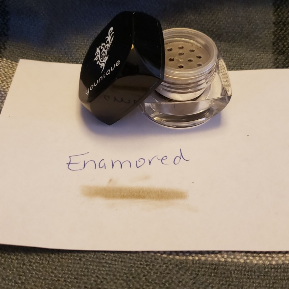 Younique Moodstruck Eye Pigment - Enamored